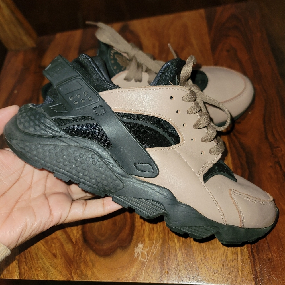 Leather Nike Air Huarache LE - Size 7.5 Mens/9 Women